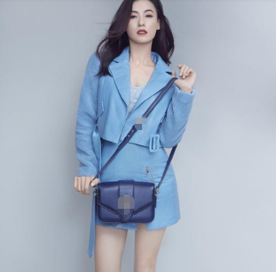 张柏芝|40岁张柏芝晒秋日写真，一颦一笑皆是风情，温润少女感不输当年