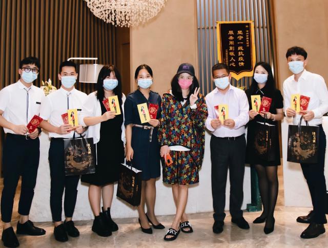 张柏芝|40岁张柏芝晒秋日写真，一颦一笑皆是风情，温润少女感不输当年