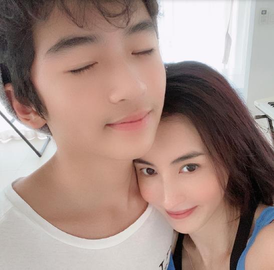 张柏芝|40岁张柏芝晒秋日写真，一颦一笑皆是风情，温润少女感不输当年