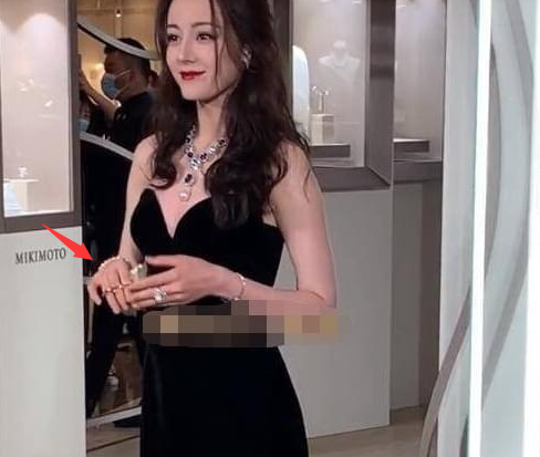 赵丽颖|《中餐厅》赵丽颖递刀动作再惹争议，刀刃迎面冲人，细节见素质