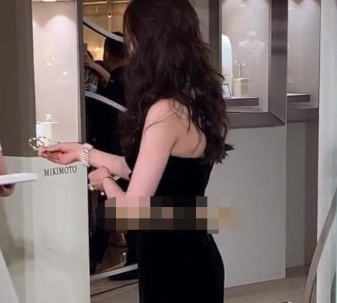 赵丽颖|《中餐厅》赵丽颖递刀动作再惹争议，刀刃迎面冲人，细节见素质