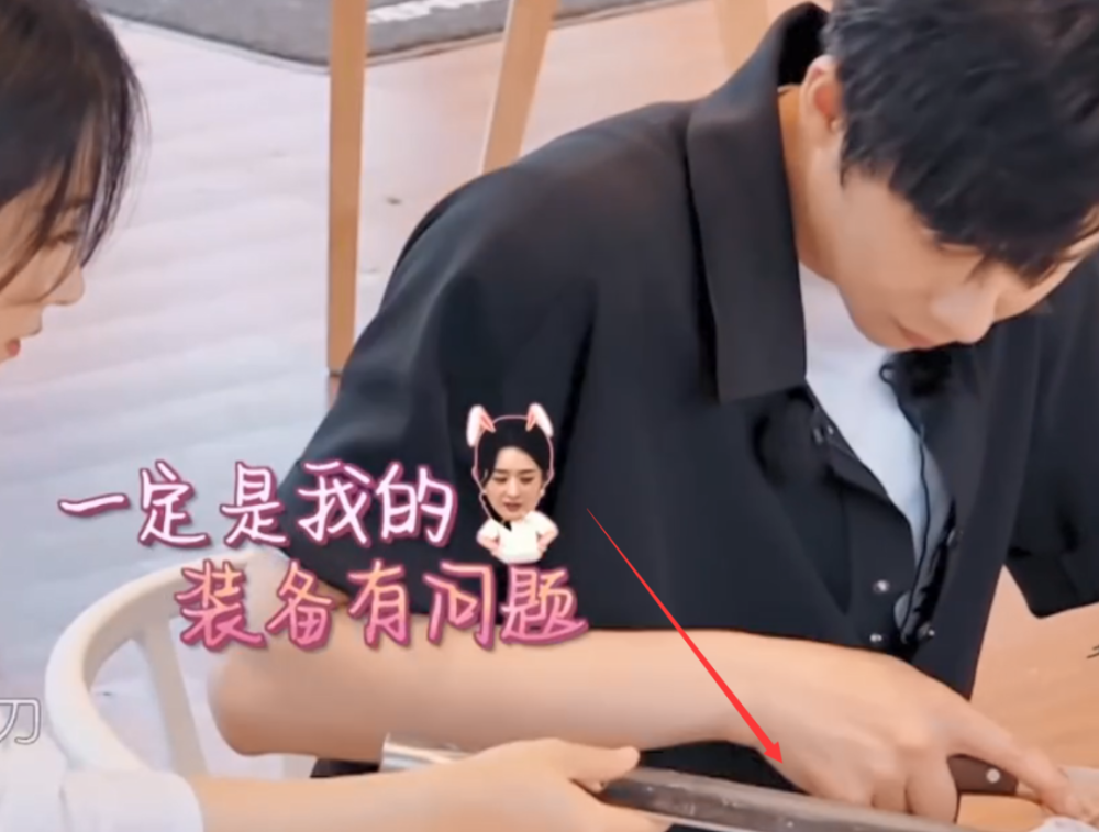 赵丽颖|《中餐厅》赵丽颖递刀动作再惹争议，刀刃迎面冲人，细节见素质