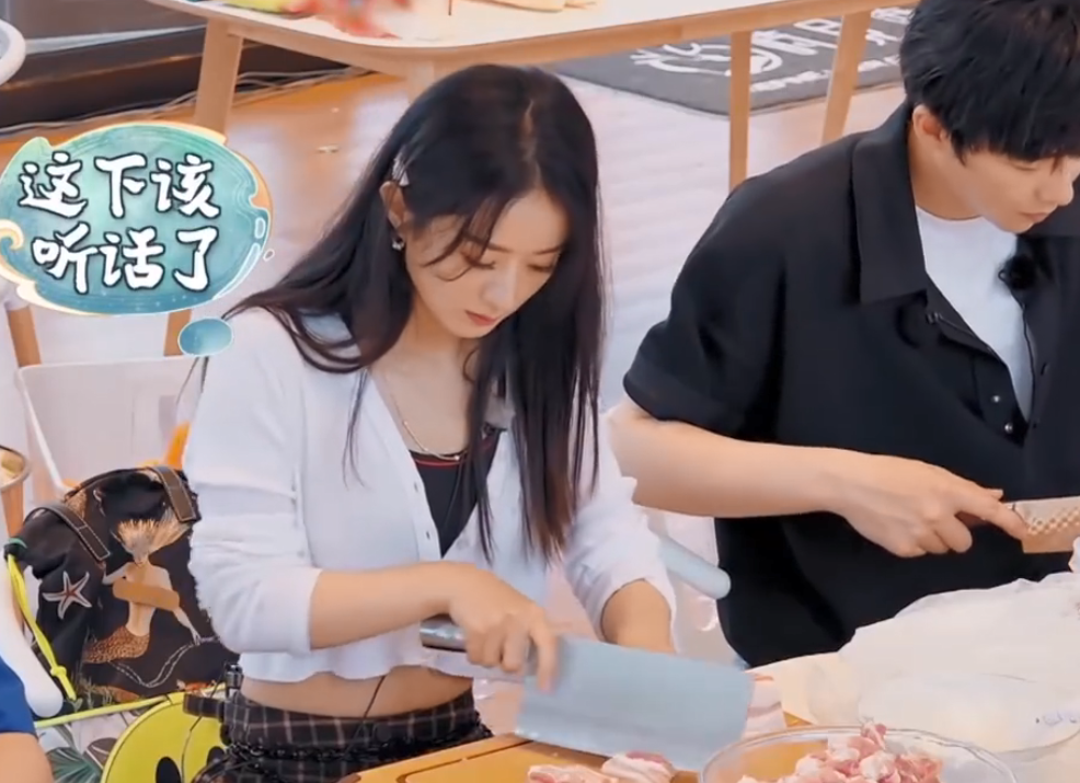 赵丽颖|《中餐厅》赵丽颖递刀动作再惹争议，刀刃迎面冲人，细节见素质