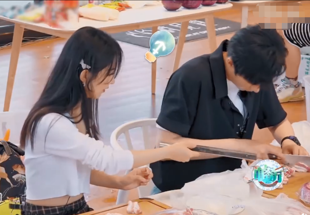 赵丽颖|《中餐厅》赵丽颖递刀动作再惹争议，刀刃迎面冲人，细节见素质