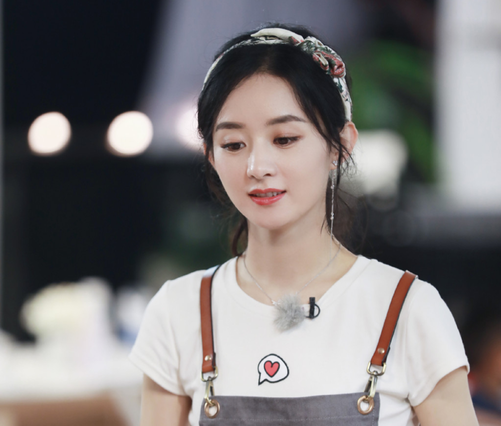 赵丽颖|《中餐厅》赵丽颖递刀动作再惹争议，刀刃迎面冲人，细节见素质