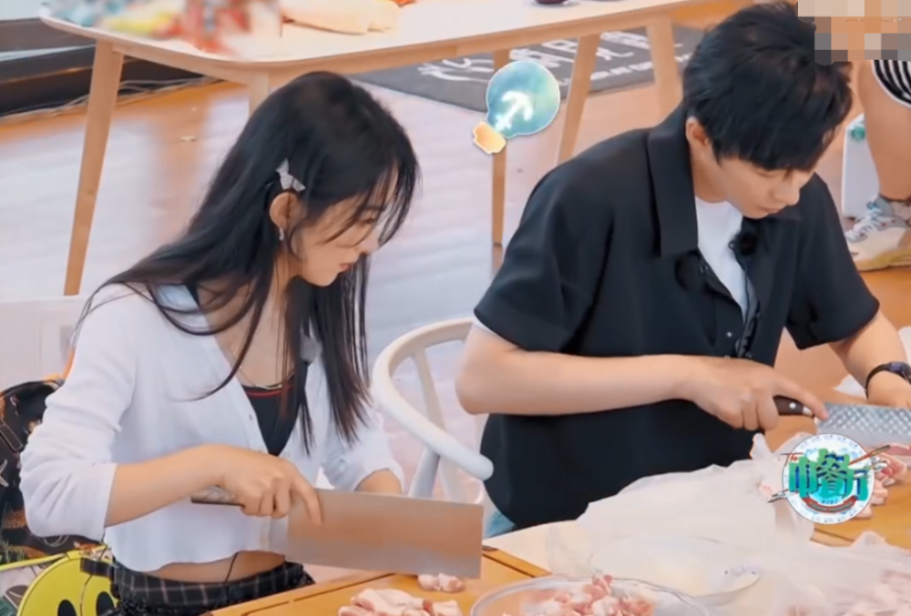 赵丽颖|《中餐厅》赵丽颖递刀动作再惹争议，刀刃迎面冲人，细节见素质