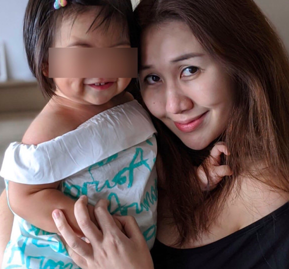 何超盈女儿显调皮,荷包蛋跟爸爸抢玩具,辛奇隆不阻止还一脸宠溺