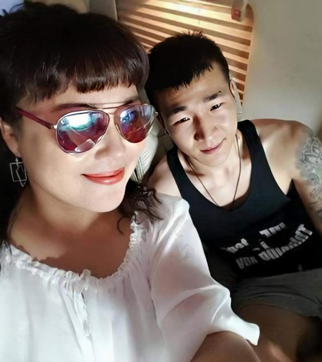 李菁菁|50岁李菁菁秀恩爱，小21岁老公撒娇喊其宝贝儿，两人同框好似母子