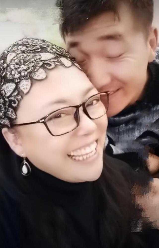 李菁菁|50岁李菁菁秀恩爱，小21岁老公撒娇喊其宝贝儿，两人同框好似母子
