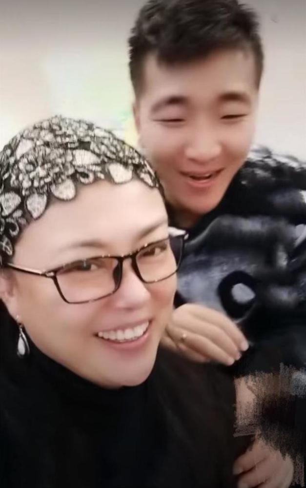 李菁菁|50岁李菁菁秀恩爱，小21岁老公撒娇喊其宝贝儿，两人同框好似母子