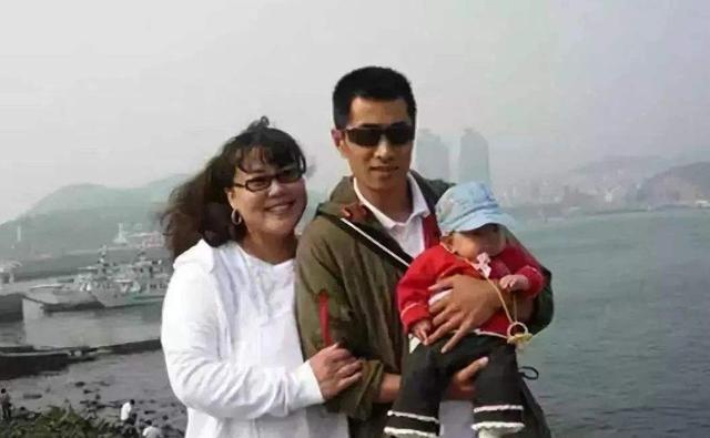 李菁菁|50岁李菁菁秀恩爱，小21岁老公撒娇喊其宝贝儿，两人同框好似母子