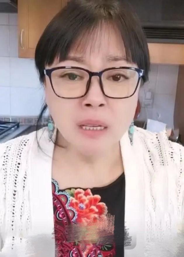 李菁菁|50岁李菁菁秀恩爱，小21岁老公撒娇喊其宝贝儿，两人同框好似母子