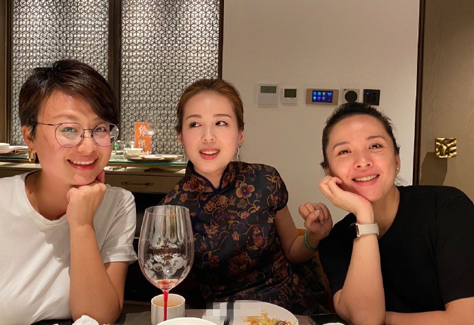 靳东|靳东老婆与妹妹合影，素颜笑出一脸褶，妹妹打扮珠光宝气美貌不输姐姐