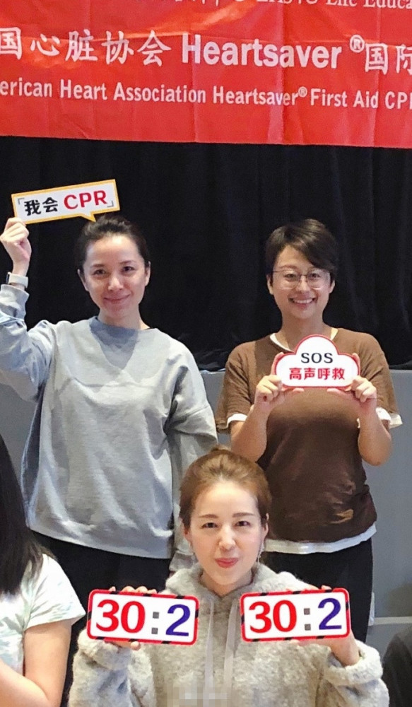 靳东|靳东老婆与妹妹合影，素颜笑出一脸褶，妹妹打扮珠光宝气美貌不输姐姐