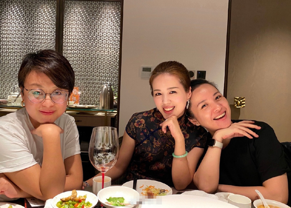 靳东|靳东老婆与妹妹合影，素颜笑出一脸褶，妹妹打扮珠光宝气美貌不输姐姐