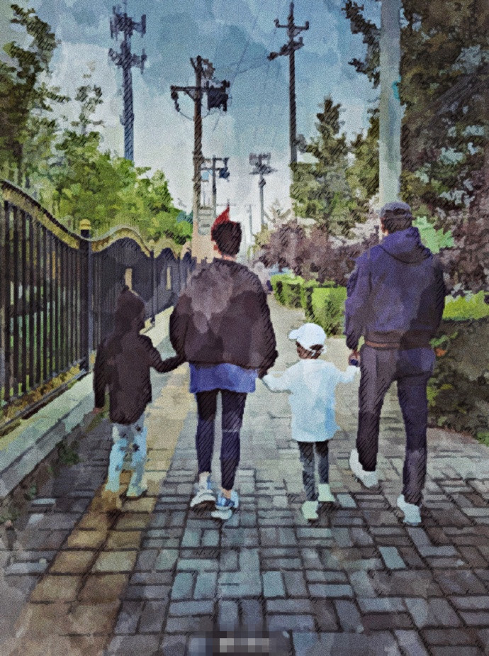 靳东|靳东老婆与妹妹合影，素颜笑出一脸褶，妹妹打扮珠光宝气美貌不输姐姐