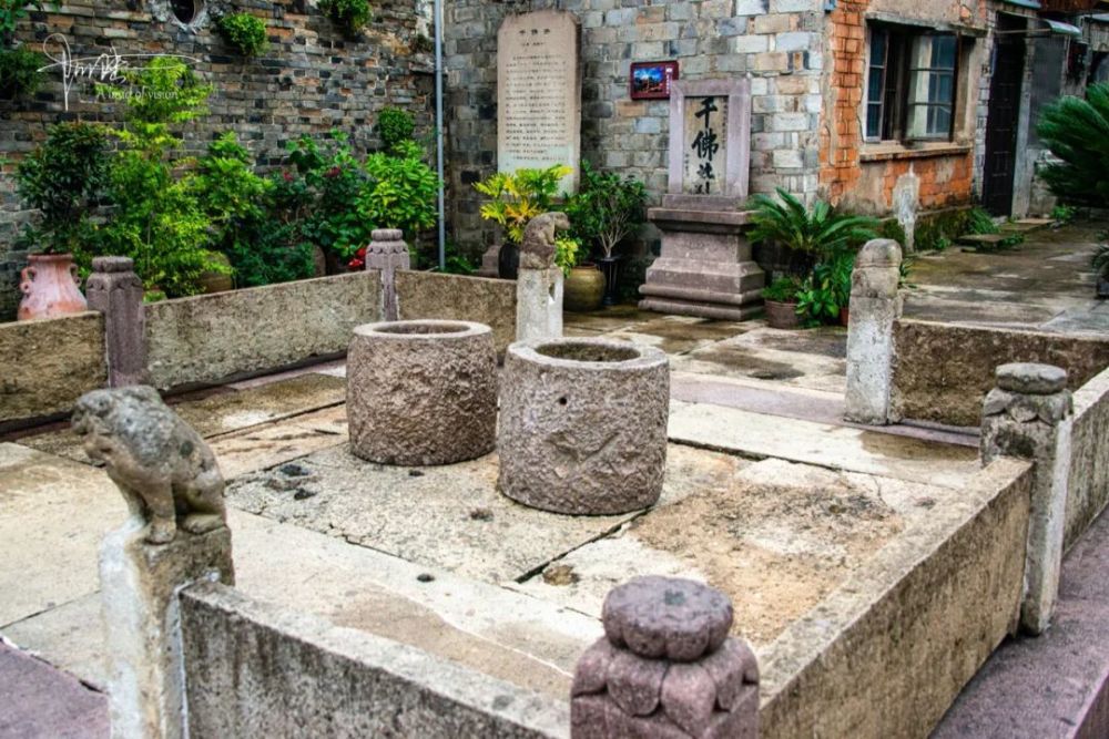 在千佛井旁边,立有清乾隆五十一年(1786)的千佛井