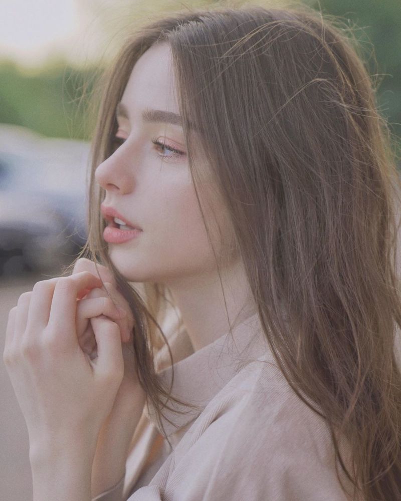 俄罗斯仙女模特穿儿童裤本以为平平无奇站起来却露出绝美水蛇腰