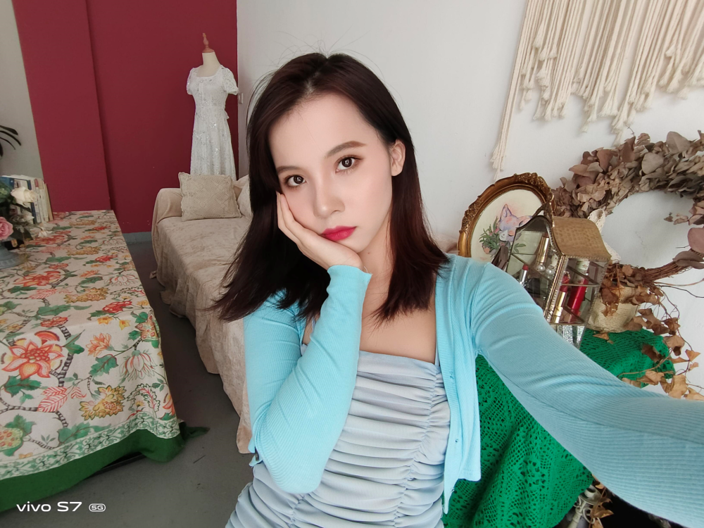 后置自拍也清晰,无压力应对各种拍摄场景