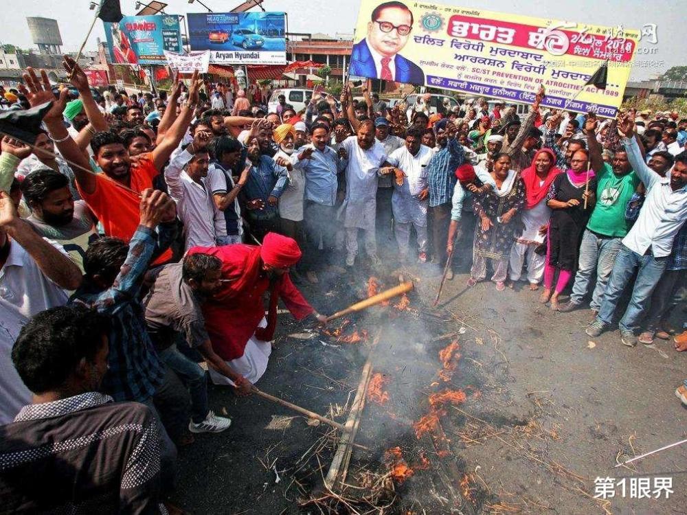 印度爆发农民抗议:封锁高速公路,焚烧莫迪照片!