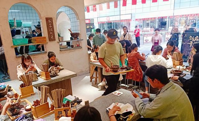 新晋网红餐饮品牌擂饭创始人王萌琨介绍,国庆期间,擂饭核心商圈门店