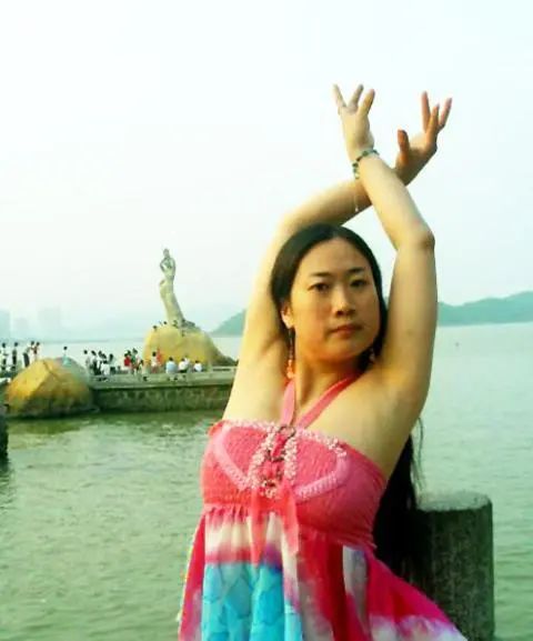 芙蓉姐姐|43岁芙蓉姐姐近况曝光引热议：你不认命的样子，真好看