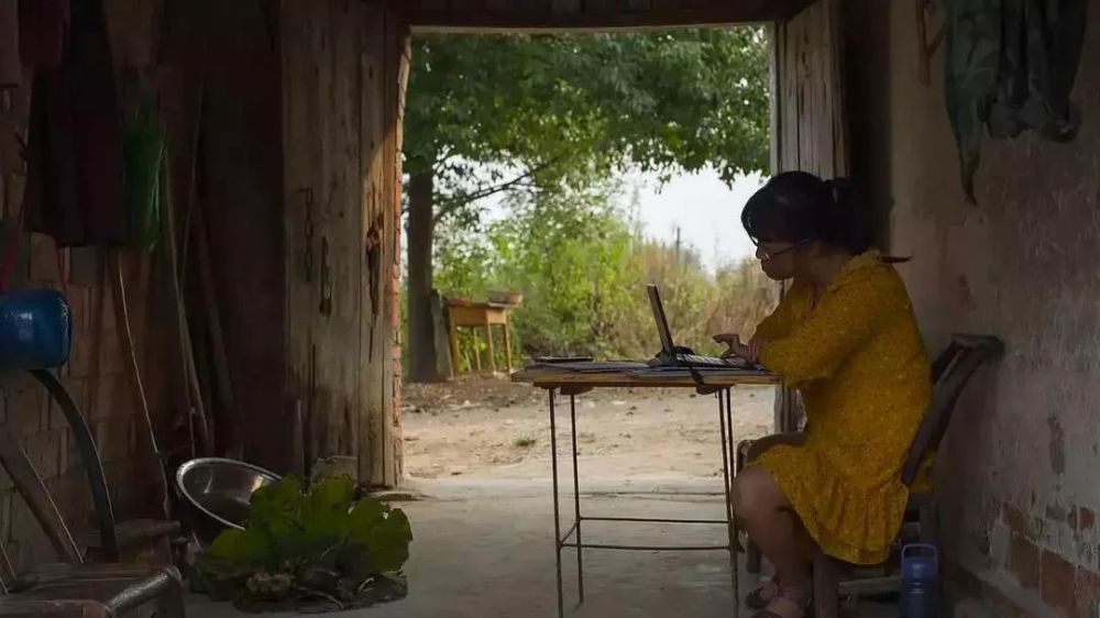 芙蓉姐姐|43岁芙蓉姐姐近况曝光引热议：你不认命的样子，真好看