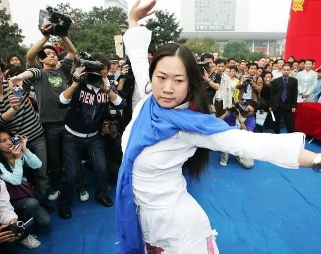 芙蓉姐姐|43岁芙蓉姐姐近况曝光引热议：你不认命的样子，真好看