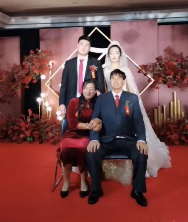 大衣哥全家福!儿媳穿斗篷婚纱两亲家母旗袍华丽,姐姐一旁嗑瓜子