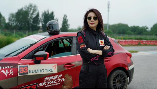 "超速"养眼,中国最美赛车手张岩受邀助阵娇韵诗新品发布