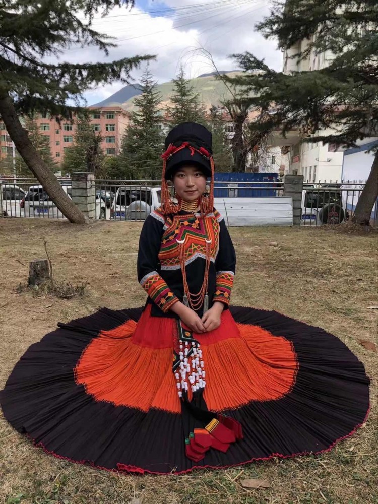 彝族女孩的火焰红