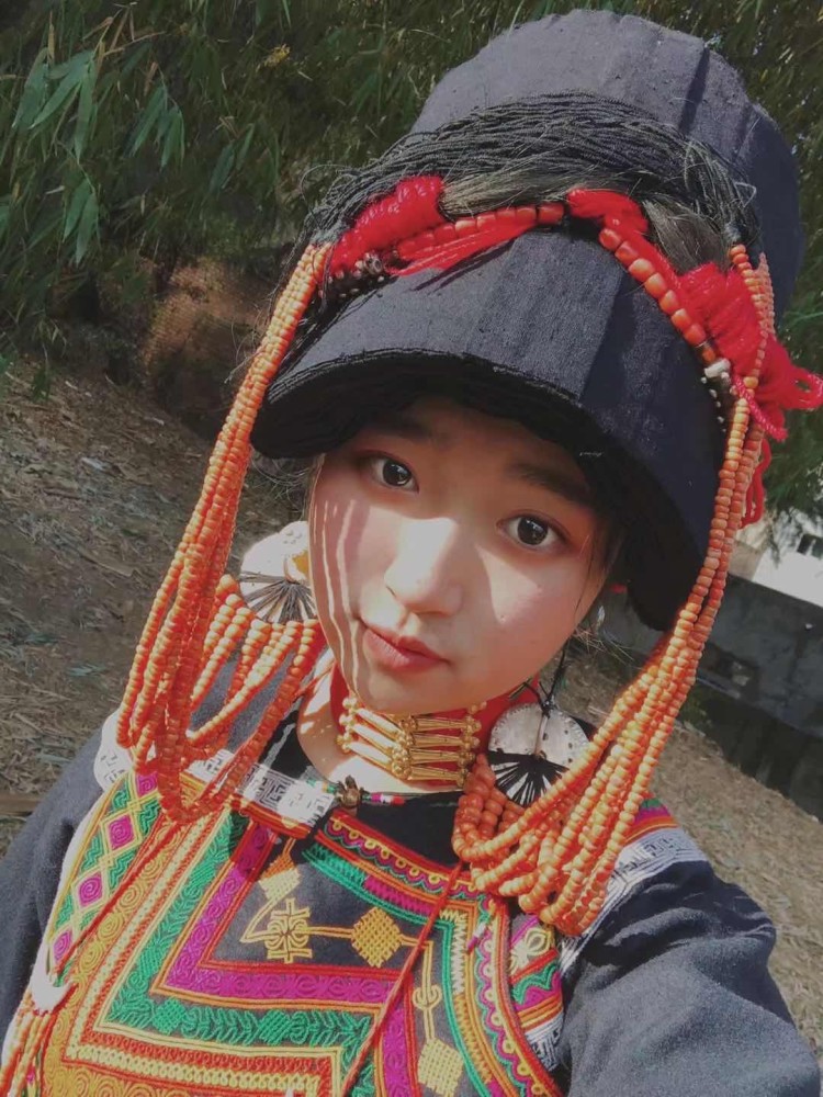 彝族女孩的火焰红