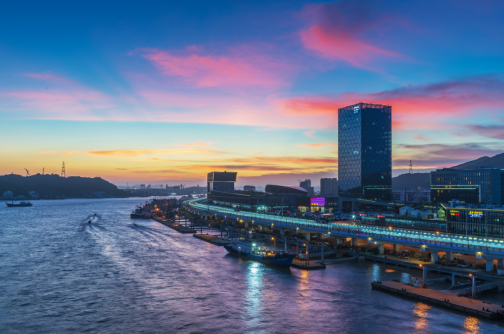 晚饭后,信步来到 鲁家峙红石体育公园 红黄渐变的流线型廊桥 带给夜晚