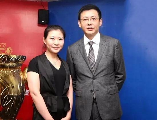 前央视一哥程前曾与董卿相恋6年未果今娶小20岁娇妻