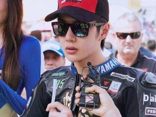 王一博|王一博摔车事件再反转，专业车手发长文，直指王一博缺少体育精神