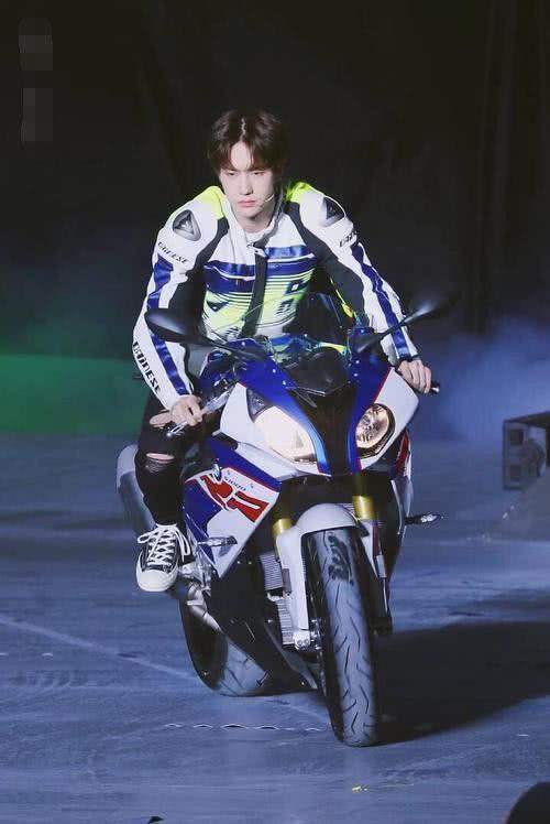 王一博|王一博摔车事件再反转，专业车手发长文，直指王一博缺少体育精神