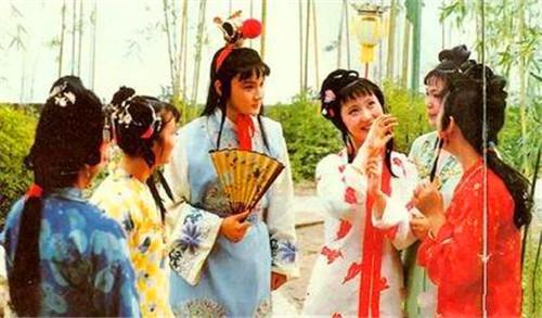 林黛玉|《红楼梦》螃蟹宴：薛宝钗长袖善舞，史湘云费力不讨好！