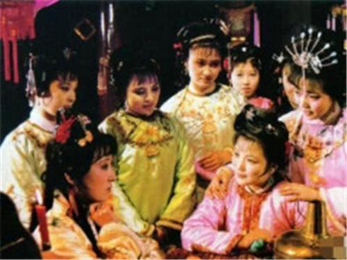 林黛玉|《红楼梦》螃蟹宴：薛宝钗长袖善舞，史湘云费力不讨好！