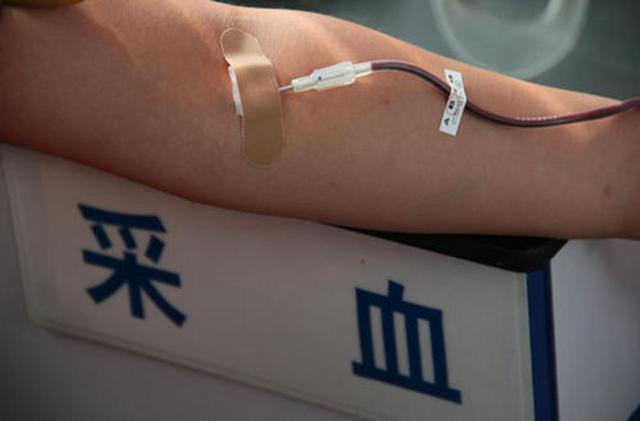 无偿献血|教育局向教师摊献血指标，114所学校要献800人次：不献就扣除绩效