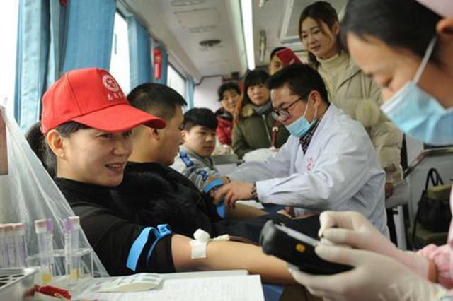 无偿献血|教育局向教师摊献血指标，114所学校要献800人次：不献就扣除绩效