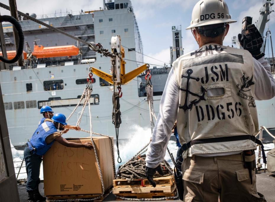 ddg-56麥凱恩號進行補給從麥凱恩號驅逐艦向劉易斯-克拉克級補給艦