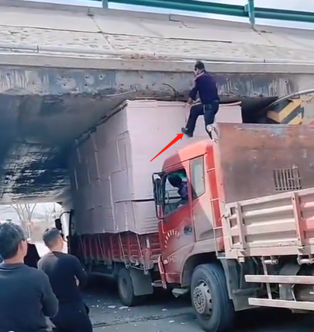 大货车卡在涵洞无法行驶 向前向后都动不了 你有啥好办法 腾讯网