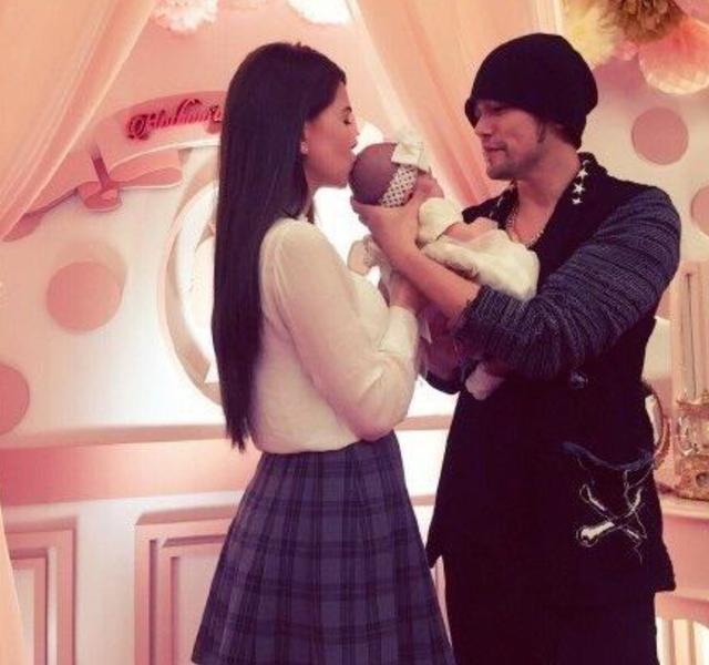 昆凌|昆凌海滩度假笑容甜美，身材完全不像生过孩子，女儿打扮时髦