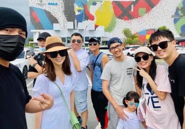 昆凌|昆凌海滩度假笑容甜美，身材完全不像生过孩子，女儿打扮时髦