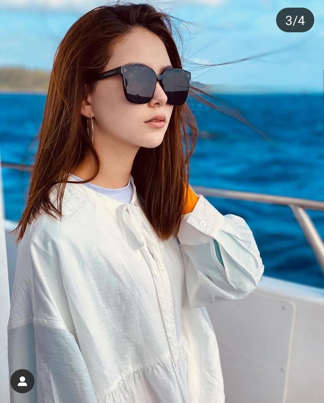 昆凌|昆凌海滩度假笑容甜美，身材完全不像生过孩子，女儿打扮时髦