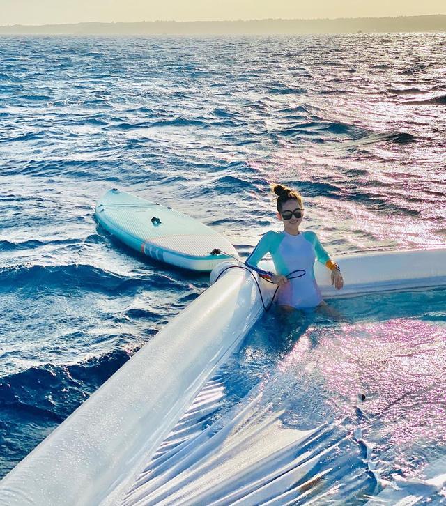 昆凌|昆凌海滩度假笑容甜美，身材完全不像生过孩子，女儿打扮时髦