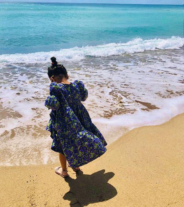 昆凌|昆凌海滩度假笑容甜美，身材完全不像生过孩子，女儿打扮时髦