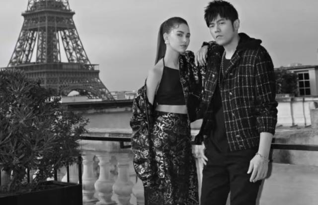 昆凌|昆凌海滩度假笑容甜美，身材完全不像生过孩子，女儿打扮时髦