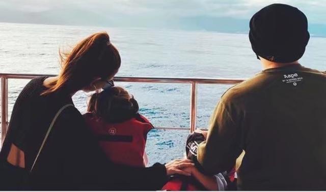 昆凌|昆凌海滩度假笑容甜美，身材完全不像生过孩子，女儿打扮时髦