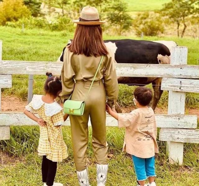 昆凌|昆凌海滩度假笑容甜美，身材完全不像生过孩子，女儿打扮时髦